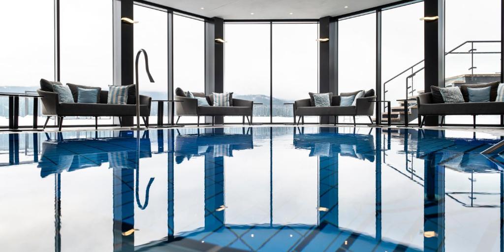 Bazén v ubytování Sonnenhof Resort Bayerischer Wald nebo v jeho okolí