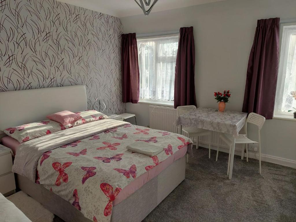 Un dormitorio con una cama y una mesa. en Home accommodation en Southampton