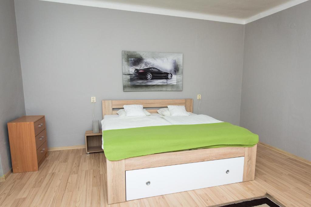 Llit o llits en una habitació de Apartman v centre Rimavskej Soboty