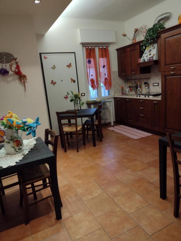 ロアーノにあるB&B Fantasiaのキッチン(木製キャビネット、テーブル、椅子付)