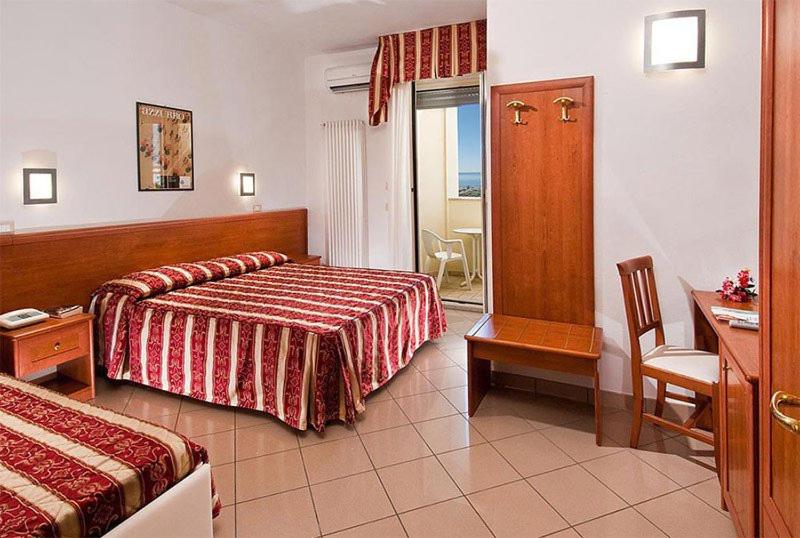 Postel nebo postele na pokoji v ubytování Hotel Bristol - Koolibry Hotels