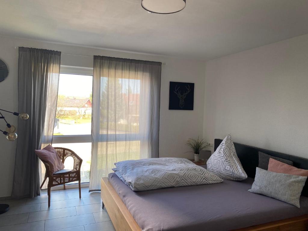 Postel nebo postele na pokoji v ubytování Haus am Wasserturm Gästezimmer in Schorndorf-Schlichten