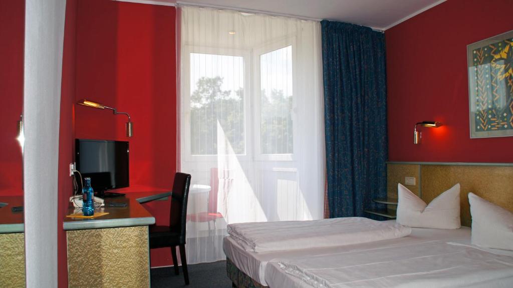 Postel nebo postele na pokoji v ubytování Hotel am Buschkrugpark