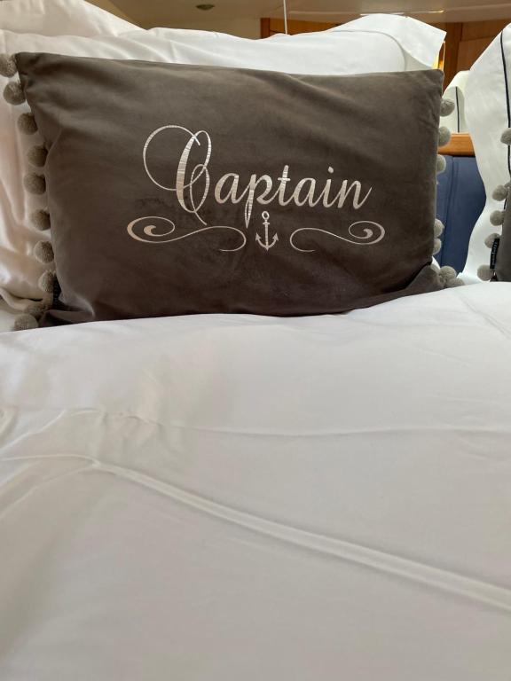 Postel nebo postele na pokoji v ubytování ENTIRE LUXURY MOTOR YACHT 70sqm - Oyster Fund - 2 double bedrooms both en-suite - HEATING sleeps up to 4 people - moored on our Private Island - Legoland 8min WINDSOR THORPE PARK 8min ASCOT RACES Heathrow WENTWORTH LONDON Lapland UK Royal Holloway
