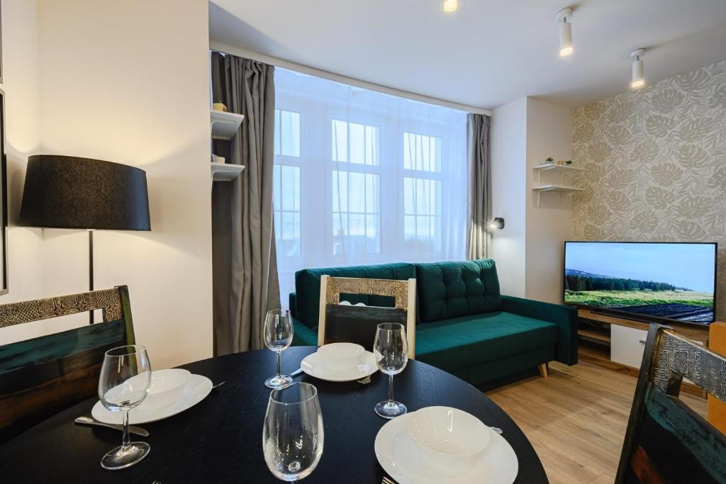 Televízia a/alebo spoločenská miestnosť v ubytovaní Apartament Szymanówka Karpacz