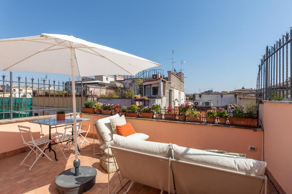 iFlat Lovely apartment with view on Pope window