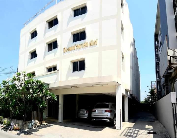 Το κτήριο όπου στεγάζεται  το διαμέρισμα