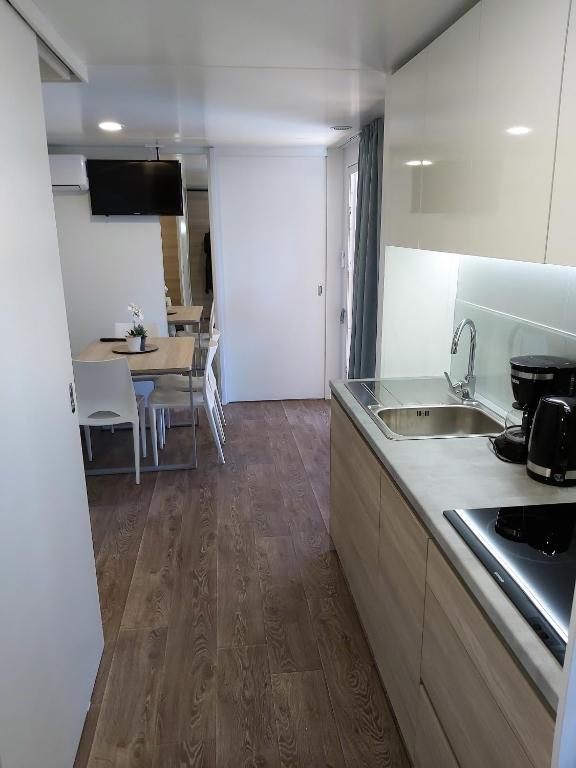 Kuchyň nebo kuchyňský kout v ubytování Amadria Park Camping Trogir - Mobile Homes