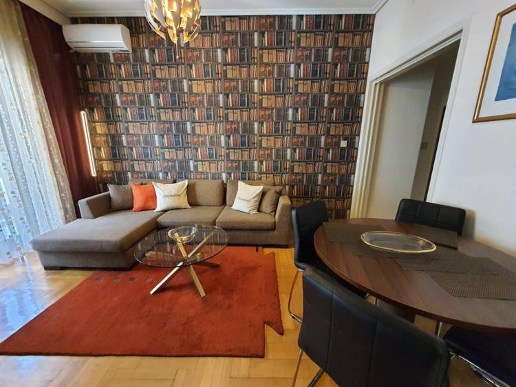 uma sala de estar com um sofá e uma mesa em CityHome2 em Lárissa