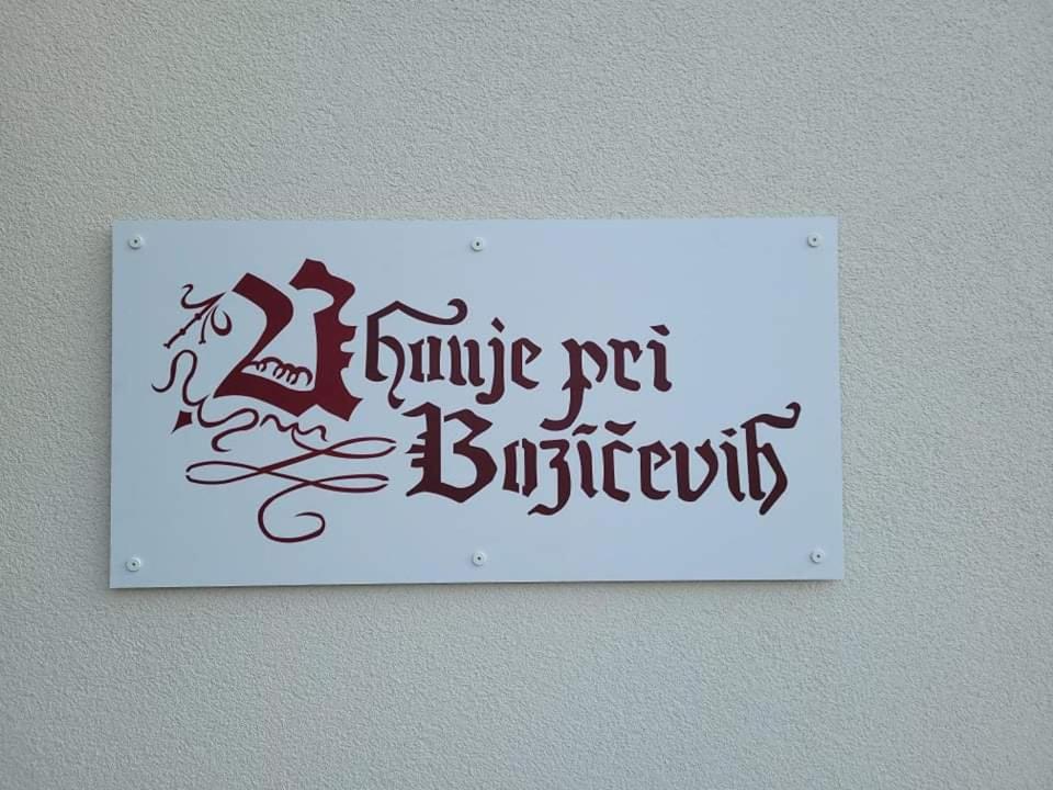 un panneau sur un mur qui dit danser pour les papillons dans l'établissement Apartma Uhanje pri Božičevih, à Ajdovščina