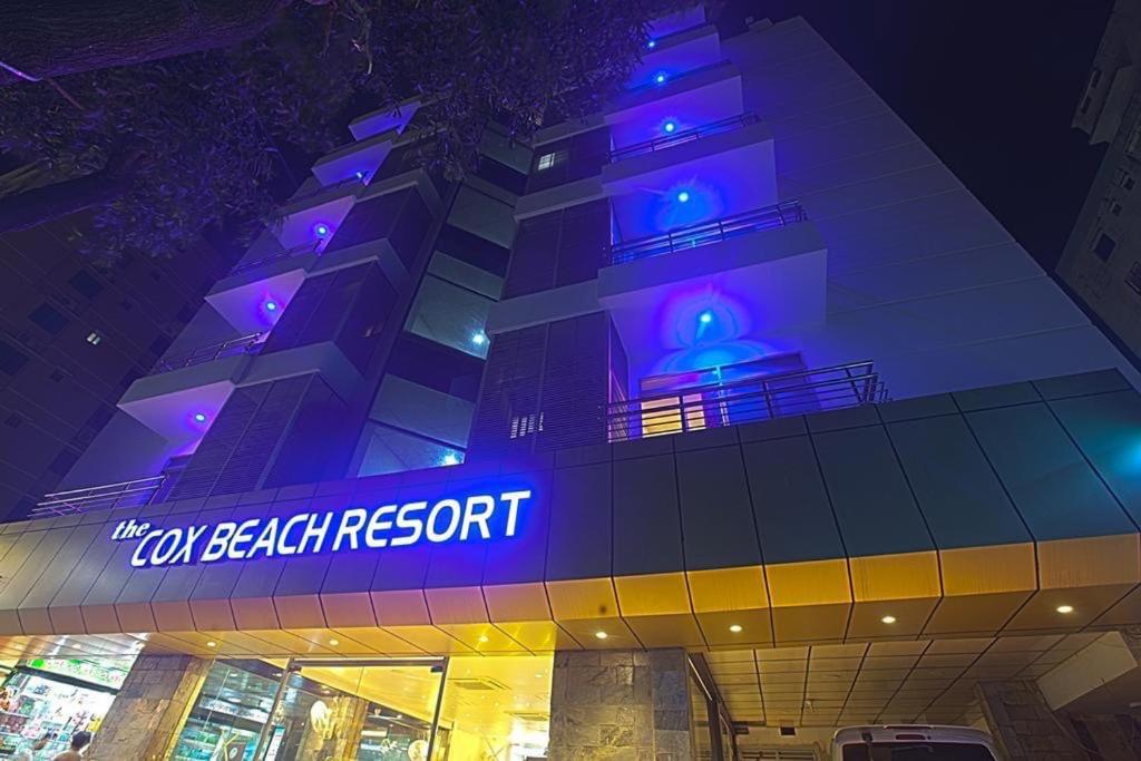 科克斯巴扎爾的住宿－Cox Beach Resort，一座建筑,上面有读新海滩草原的标志