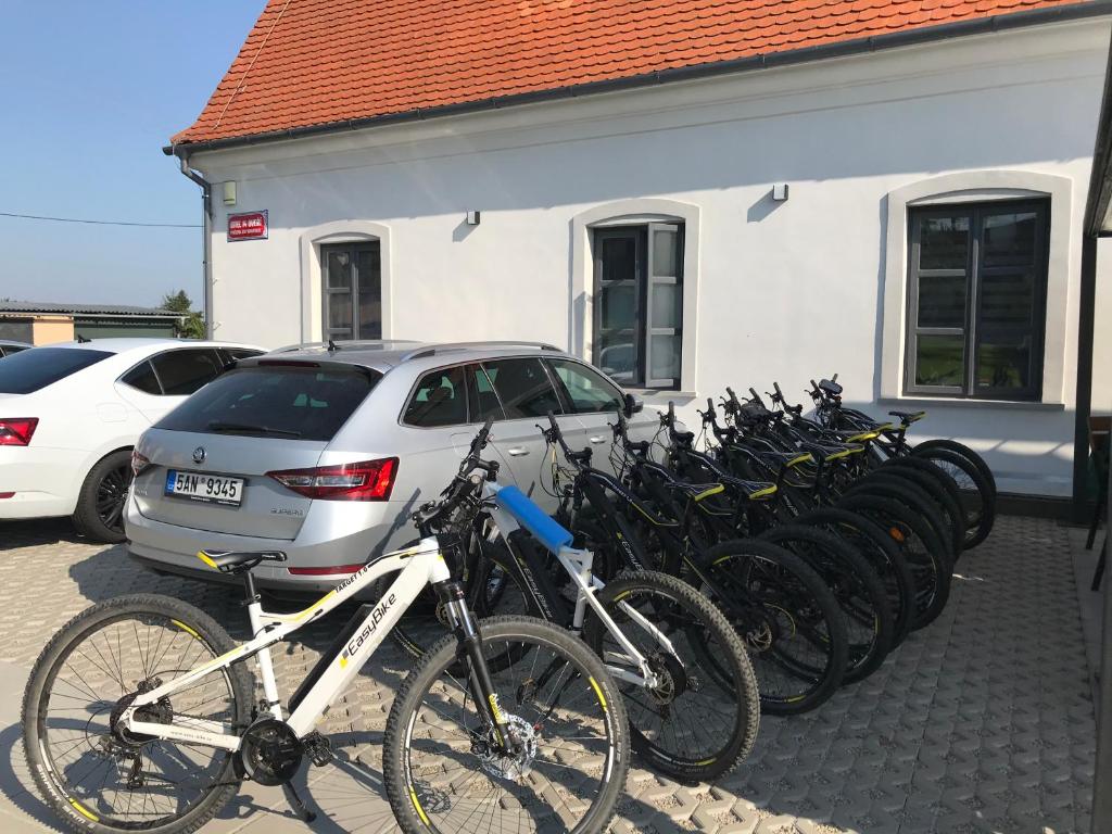 Jízda na kole v ubytování Hotel 14Dveří nebo okolí