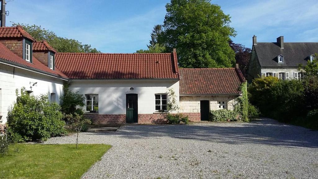 a large white house with a red roof at Domaine d'Antigneul in Bours