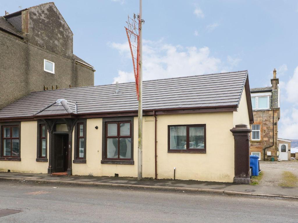 ein altes Gebäude an der Straßenseite in der Unterkunft Annielea is a cosy 3 bed Cottage in Helensburgh in Helensburgh