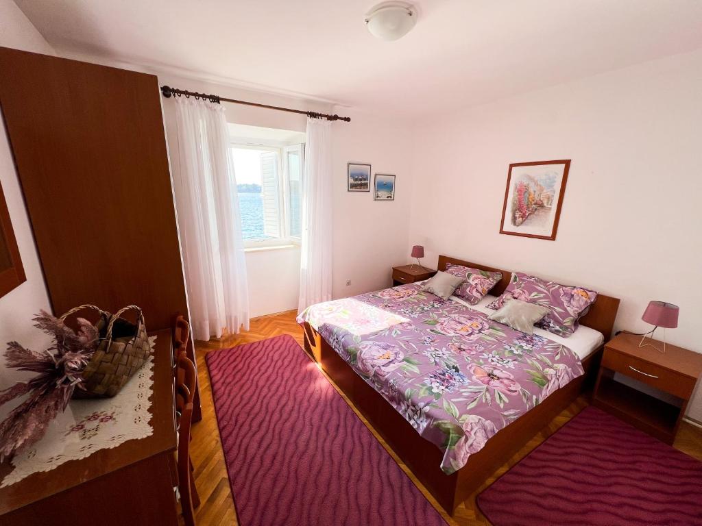 Un dormitorio pequeño con una cama y una ventana. en Holiday Home Adriatic Pearl, en Dubrovnik