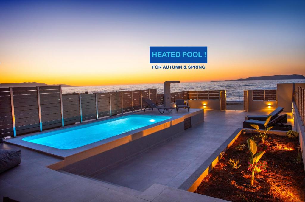 - une piscine sur la terrasse d'une maison dans l'établissement Blue Velvet Coast Luxury Villas, à Bridgeport