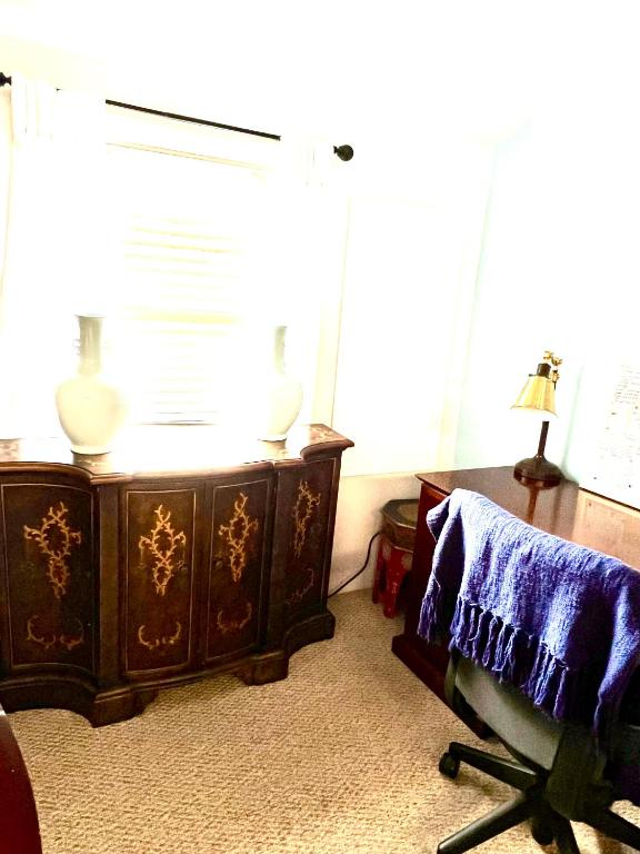 Posezení v ubytování Elegant Spacious Private Studio ~ Upscale Berkeley
