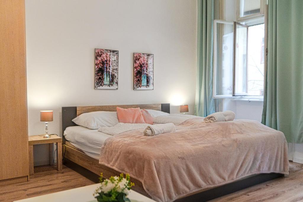 1 dormitorio con 1 cama con 2 cuadros en la pared en Charming Apt - ideal for Longstays, en Viena