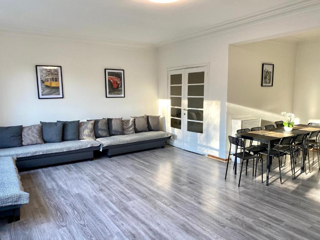 ein Wohnzimmer mit einem Sofa und einem Tisch in der Unterkunft Central Park Apartments in Antwerpen