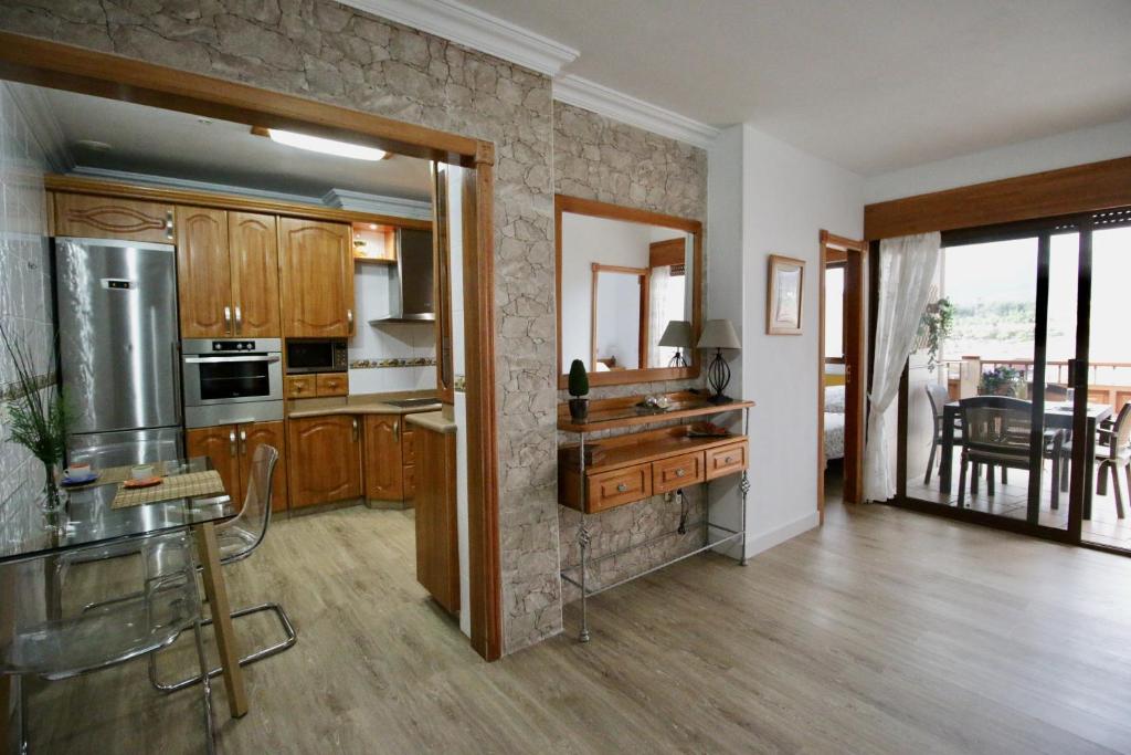 A kitchen or kitchenette at Ohana Ático Avenida Chayofita