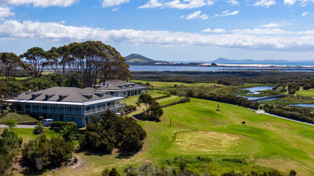 una vista aérea de un edificio en un campo de golf en Carrington Estate en Tokerau Beach