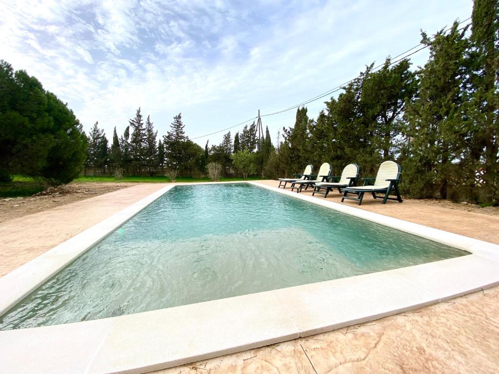 Bazén v ubytovaní Agradable casa de campo con piscina en la Barrosa alebo v jeho blízkosti