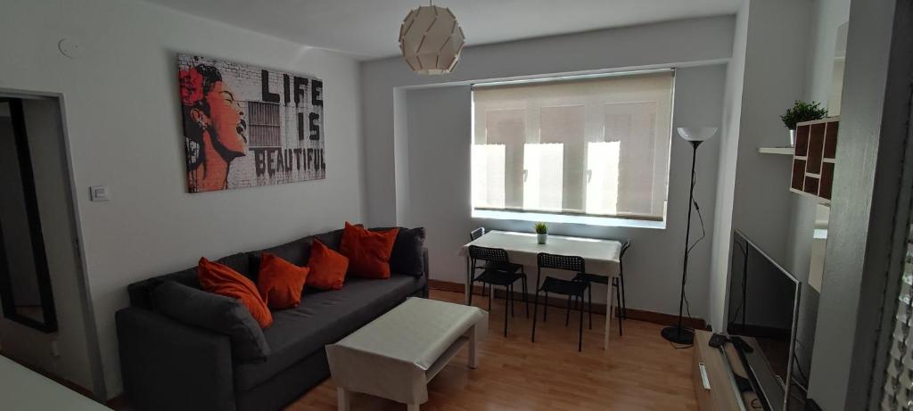 sala de estar con sofá y mesa en Apartamento en zona céntrica y tranquila., en Pamplona