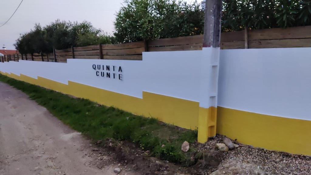 une clôture avec un panneau indiquant de rejoindre un tribunal dans l'établissement Quinta Cunte - Casa Girassol, à São Luis