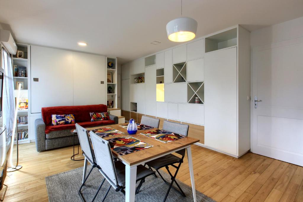 a dining room and living room with a table and chairs at Superbe appartement 4 personnes Arcachon Abatilles avec parking 500m plage Péreire in Arcachon