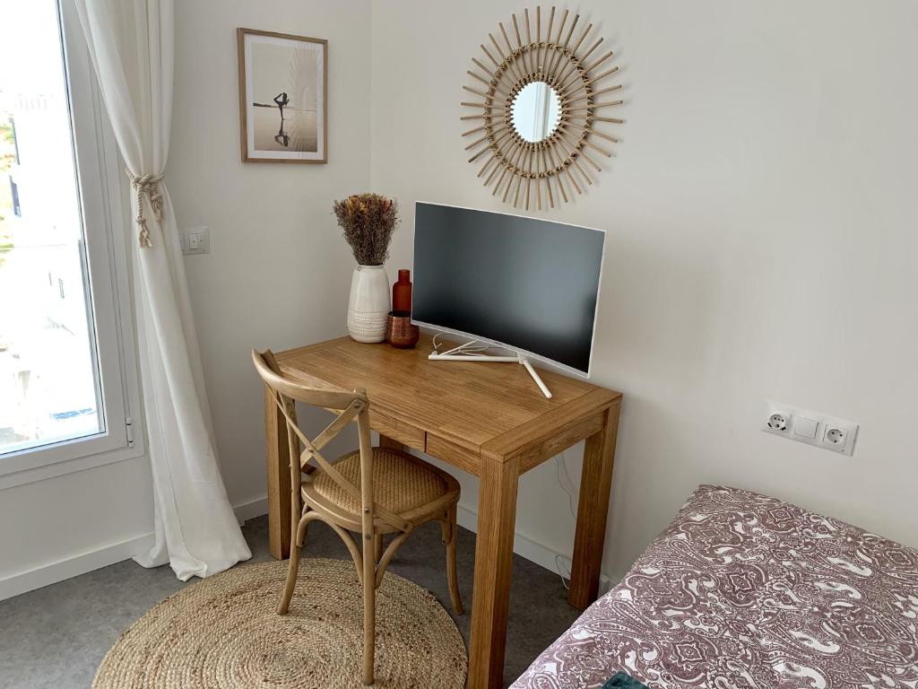 TV a/nebo společenská místnost v ubytování Sunset Ocean View Apartment mit Parking
