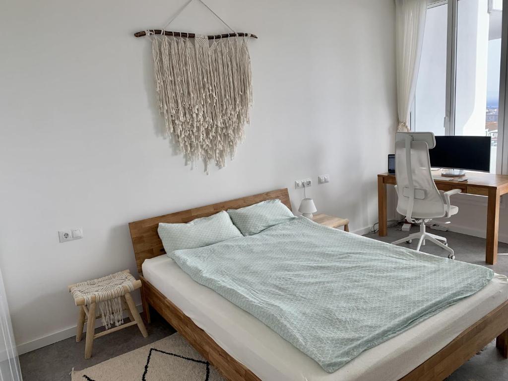 Postel nebo postele na pokoji v ubytování Sunset Ocean View Apartment mit Parking