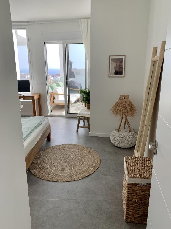TV a/nebo společenská místnost v ubytování Sunset Ocean View Apartment mit Parking
