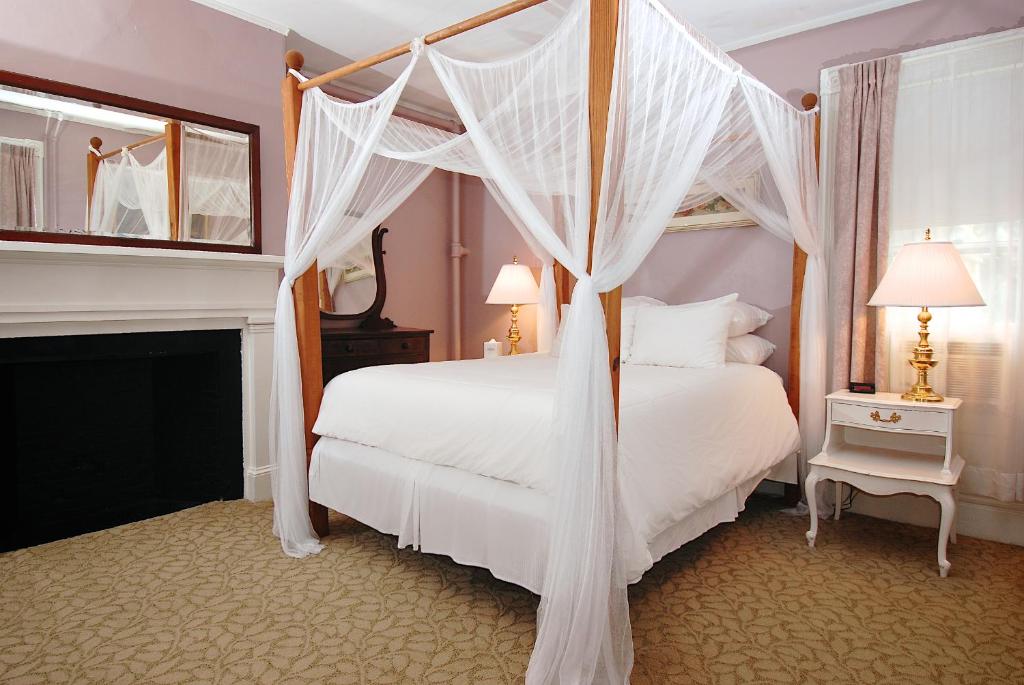 Yankee Peddler Inn - Superior One Queen Bed