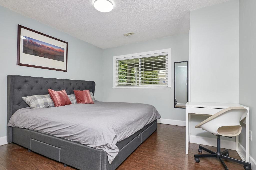 Executive 2 bed 1 bath Spacious & Centrally Located suite.