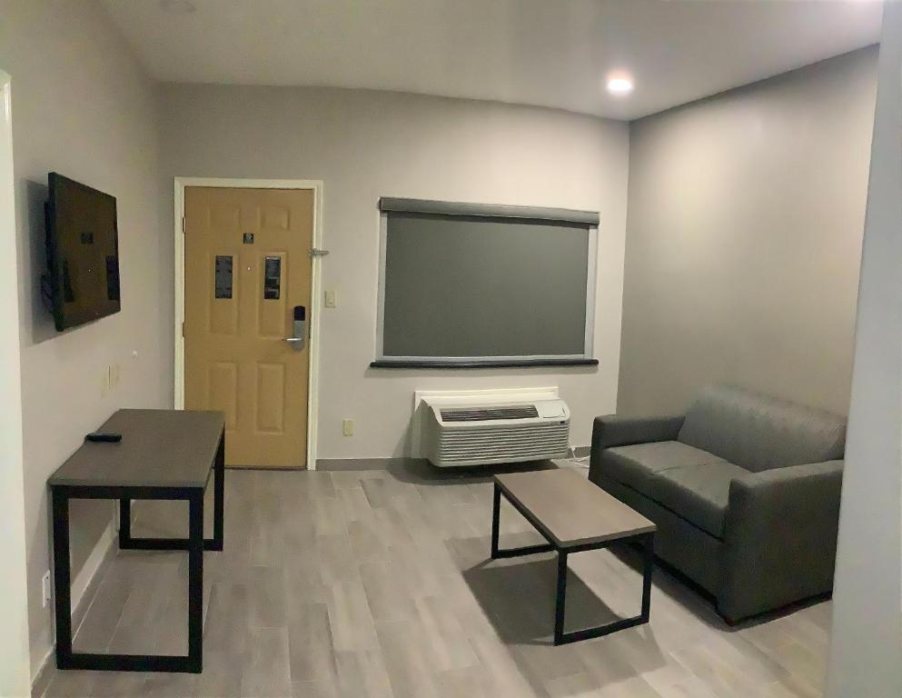 Americas Best Value Inn & Suites San Benito - King Suite