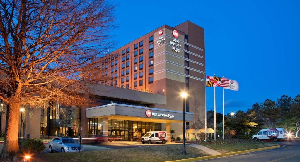 un edificio de hotel con coches estacionados frente a él en Best Western Plus Hotel & Conference Center, en Baltimore