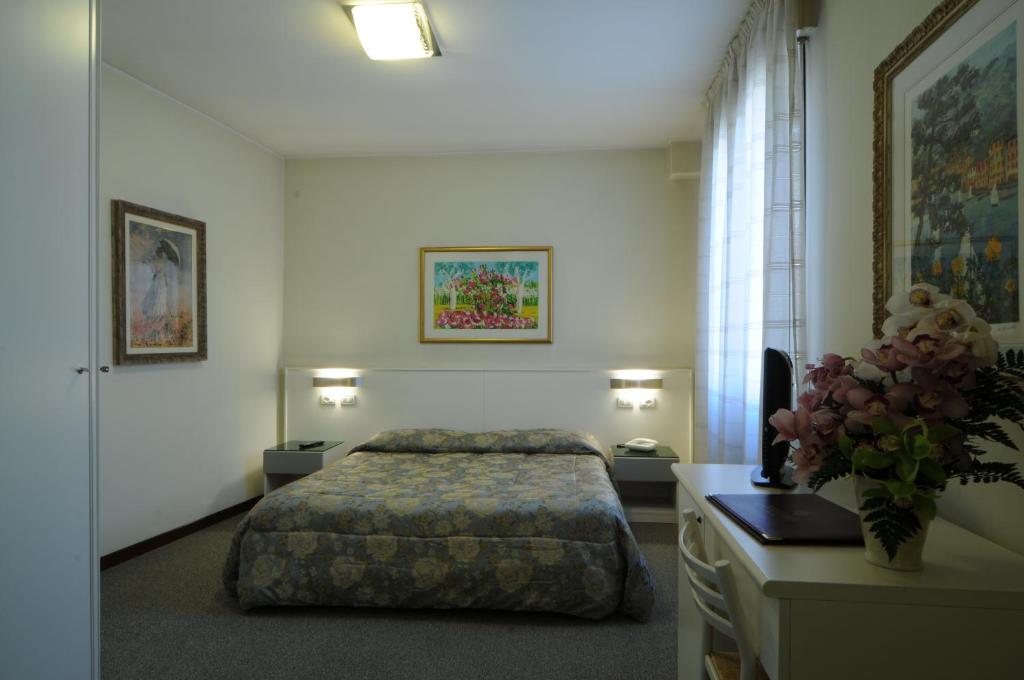 Postel nebo postele na pokoji v ubytování Hotel Cristallo