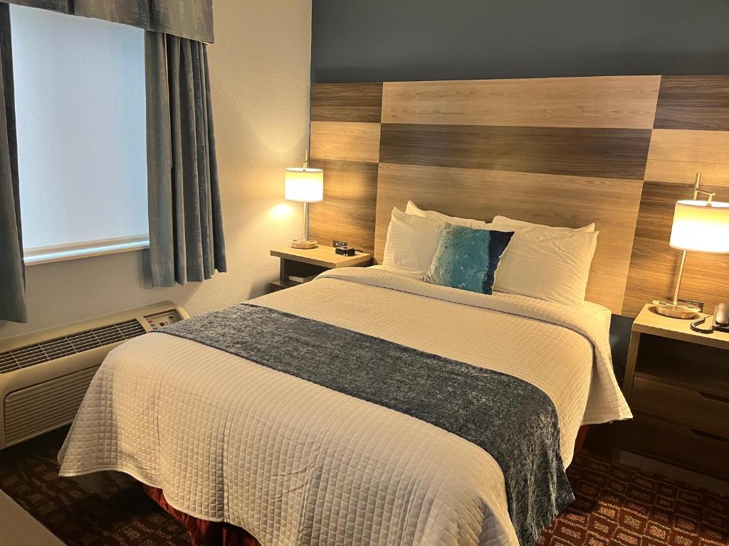 Garnett Hotel & RV Park - Queen Room - Disability Access