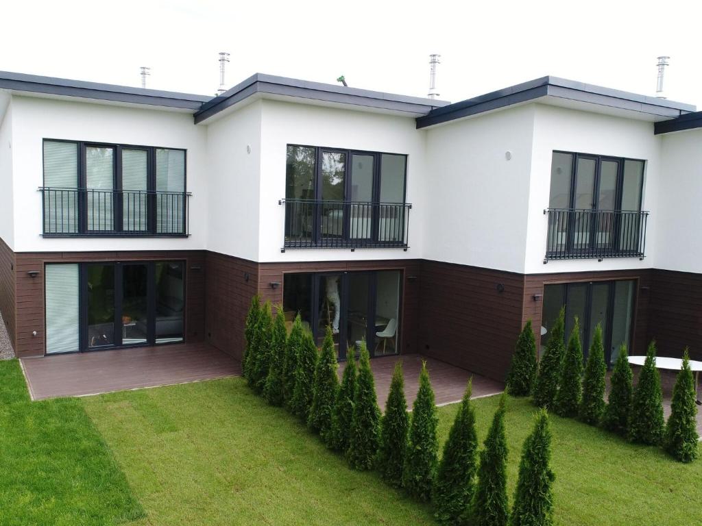 - une vue sur l'extérieur d'une maison avec une rangée d'arbres dans l'établissement Ferienhaus in Damp am Ostseestrand, à Damp