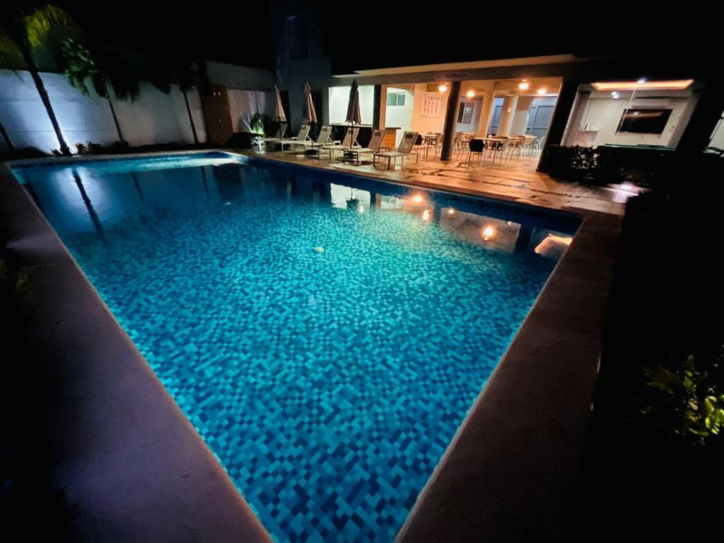 - une piscine d'eau bleue la nuit dans l'établissement Departamento en CERRITOS a 2 cuadras de PLAYA !, à Mazatlán