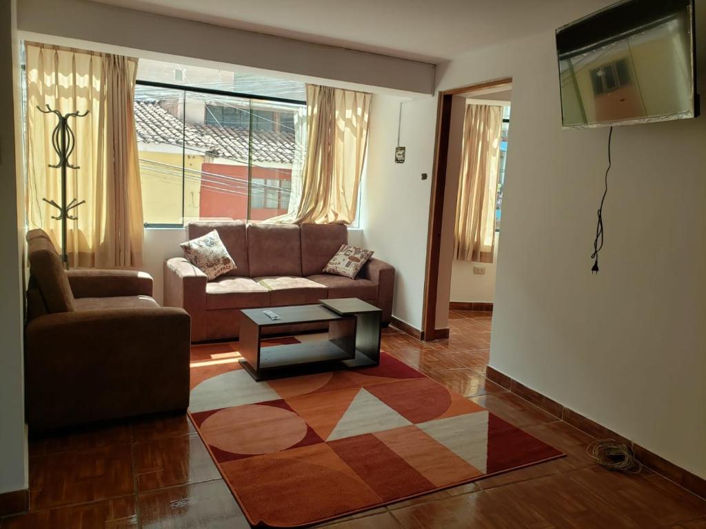 een woonkamer met een bank en een tafel bij Entire family apartment Cuscox4 in Cuzco