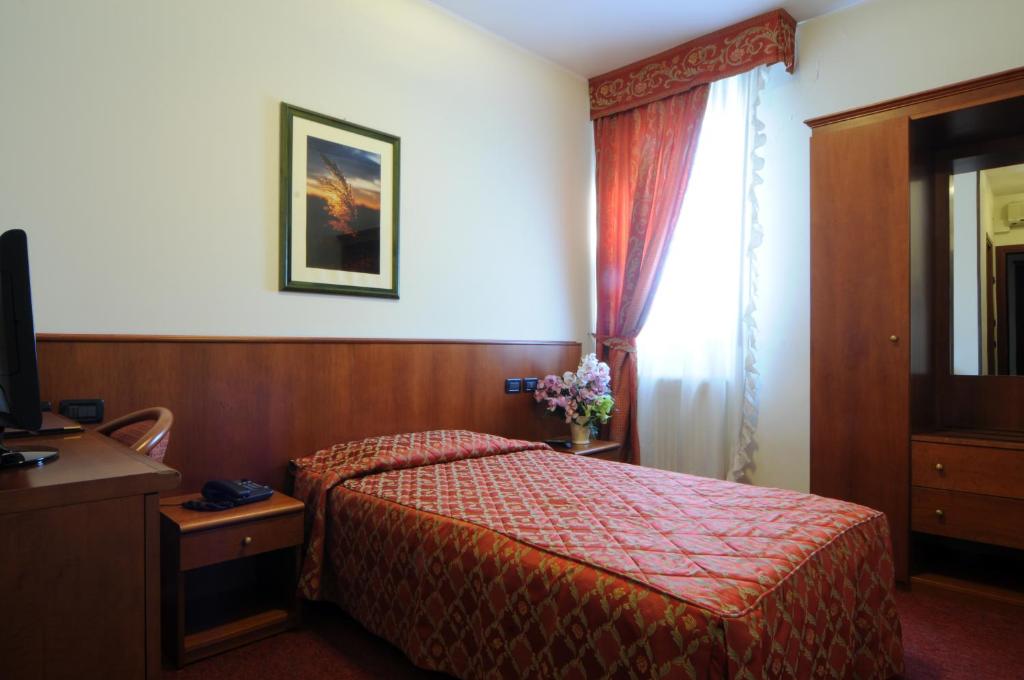Postel nebo postele na pokoji v ubytování Hotel Cristallo