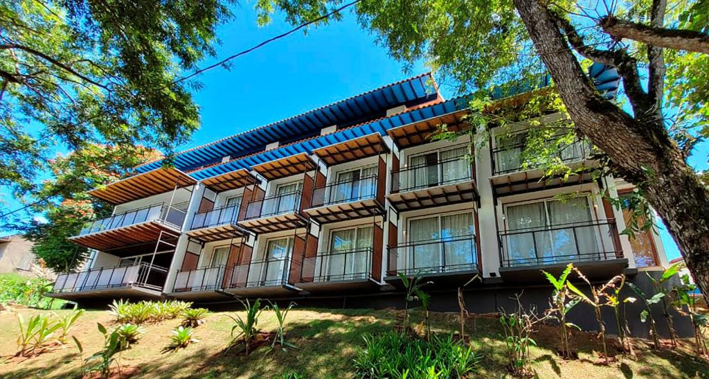 a building with balconies on the side of it at Hotel Porto do Ribeirão in Iporanga