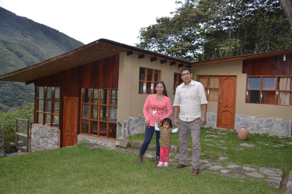 um homem e uma mulher em pé em frente a uma casa em Lia B&B Lucmabamba em Sahuayacu