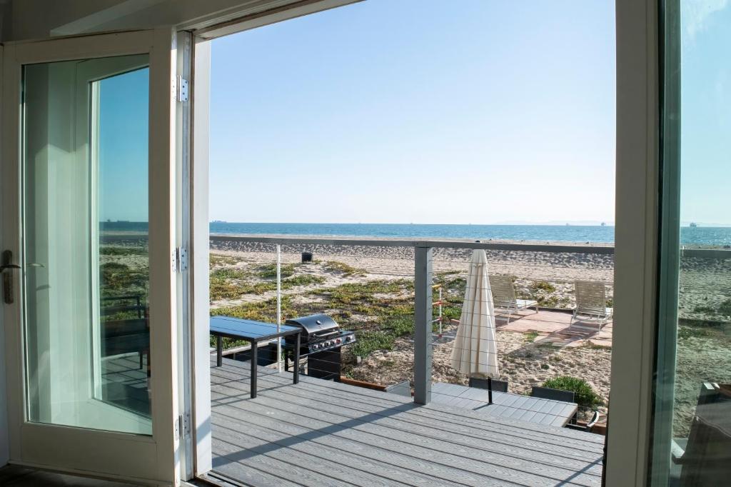 - une vue sur la plage depuis le balcon d'une maison dans l'établissement Luxury Beachfront Condo - Endless Views - Surf 1, à Sunset Beach