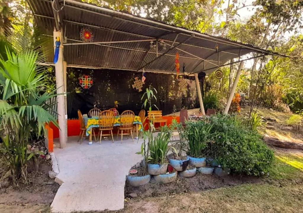 un patio con mesa, sillas y plantas en Hostal Familiar El Ángel Panamá B&B, en Pajonal Arriba