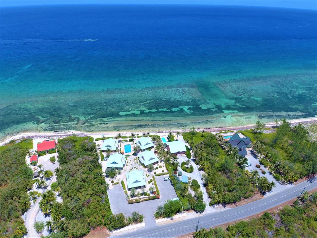 una vista aerea di un resort vicino all'oceano di Ocean Paradise a Brinkleys