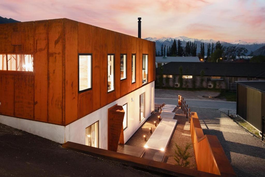 un edificio con bancos a un lado. en Hukamanu Lodge, en Wanaka
