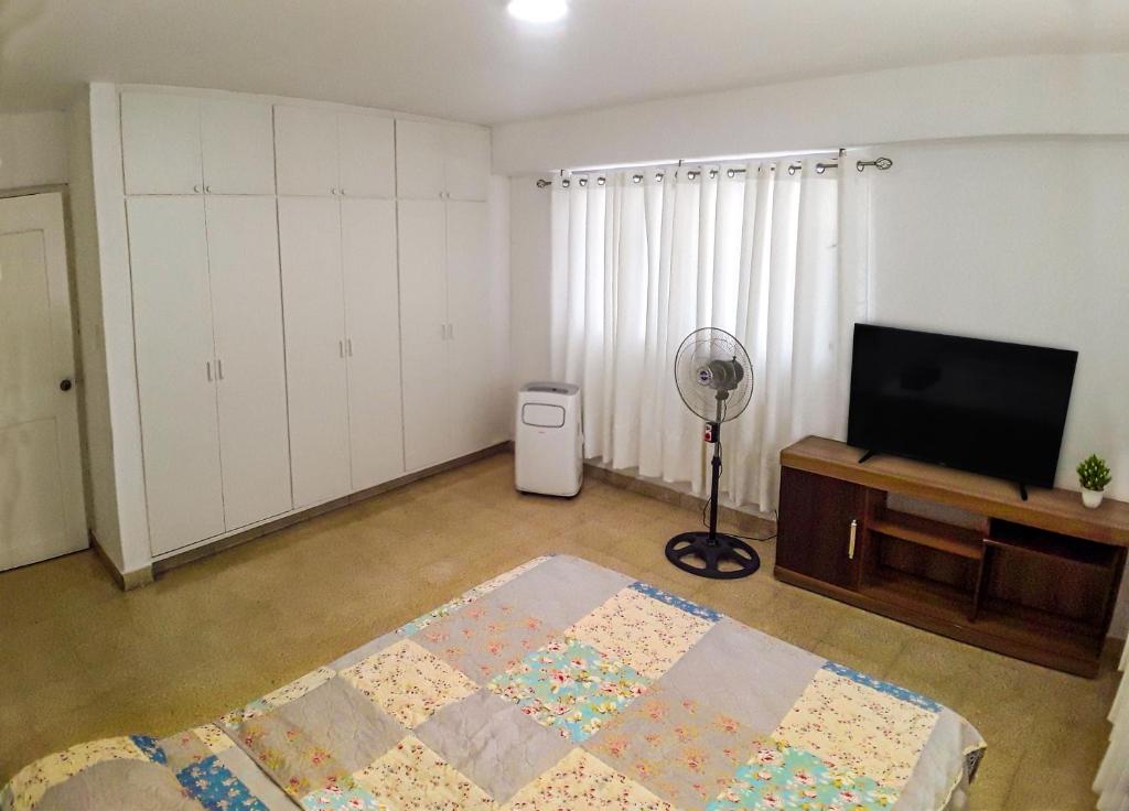 TV a/nebo společenská místnost v ubytování Habitaciones privadas en un departamento encantador