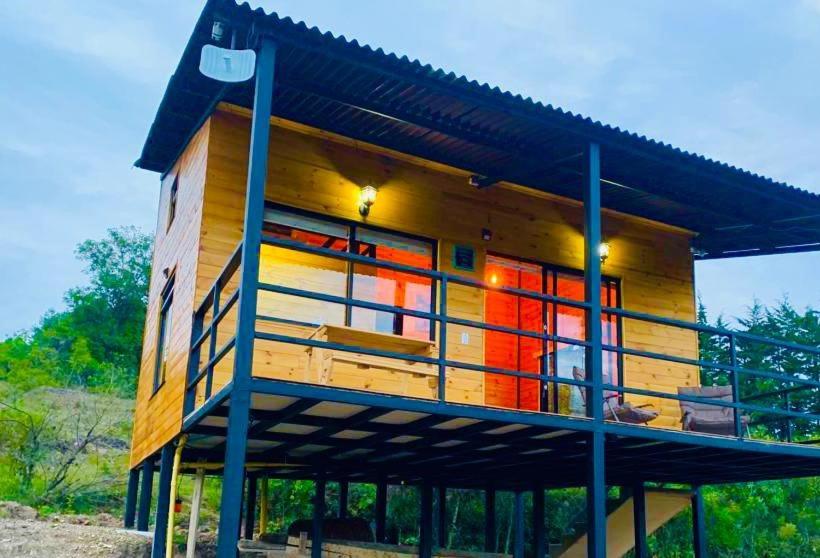 ein Baumhaus mit einem Balkon an der Seite in der Unterkunft Villa Skape - Finca Villa Carolina in Villa de Leyva